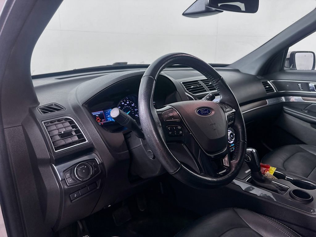 Used 2018 Ford Explorer Limited w/ Equipment Group 301A image 9