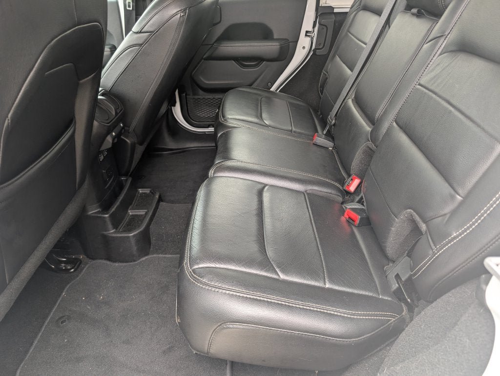 Used 2018 Jeep Wrangler Unlimited Sahara AWD/4WD image 5
