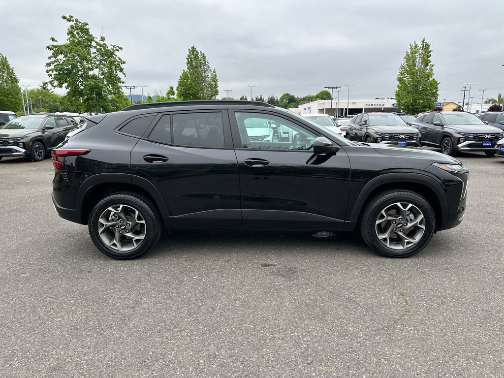 Used 2024 Chevrolet Trax LT w/ Driver Confidence Package FWD image 7