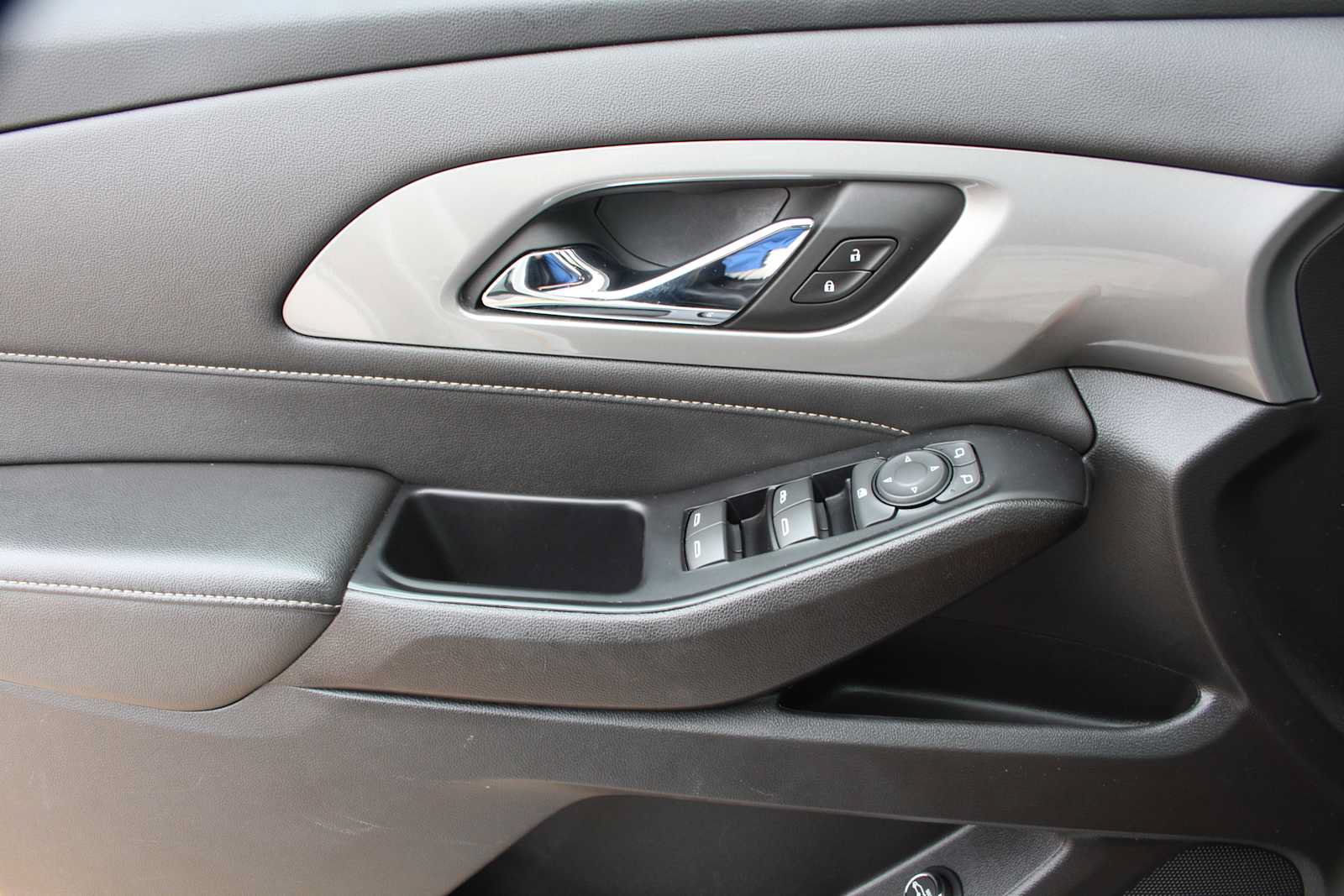 Used 2023 Chevrolet Traverse LT FWD image 35