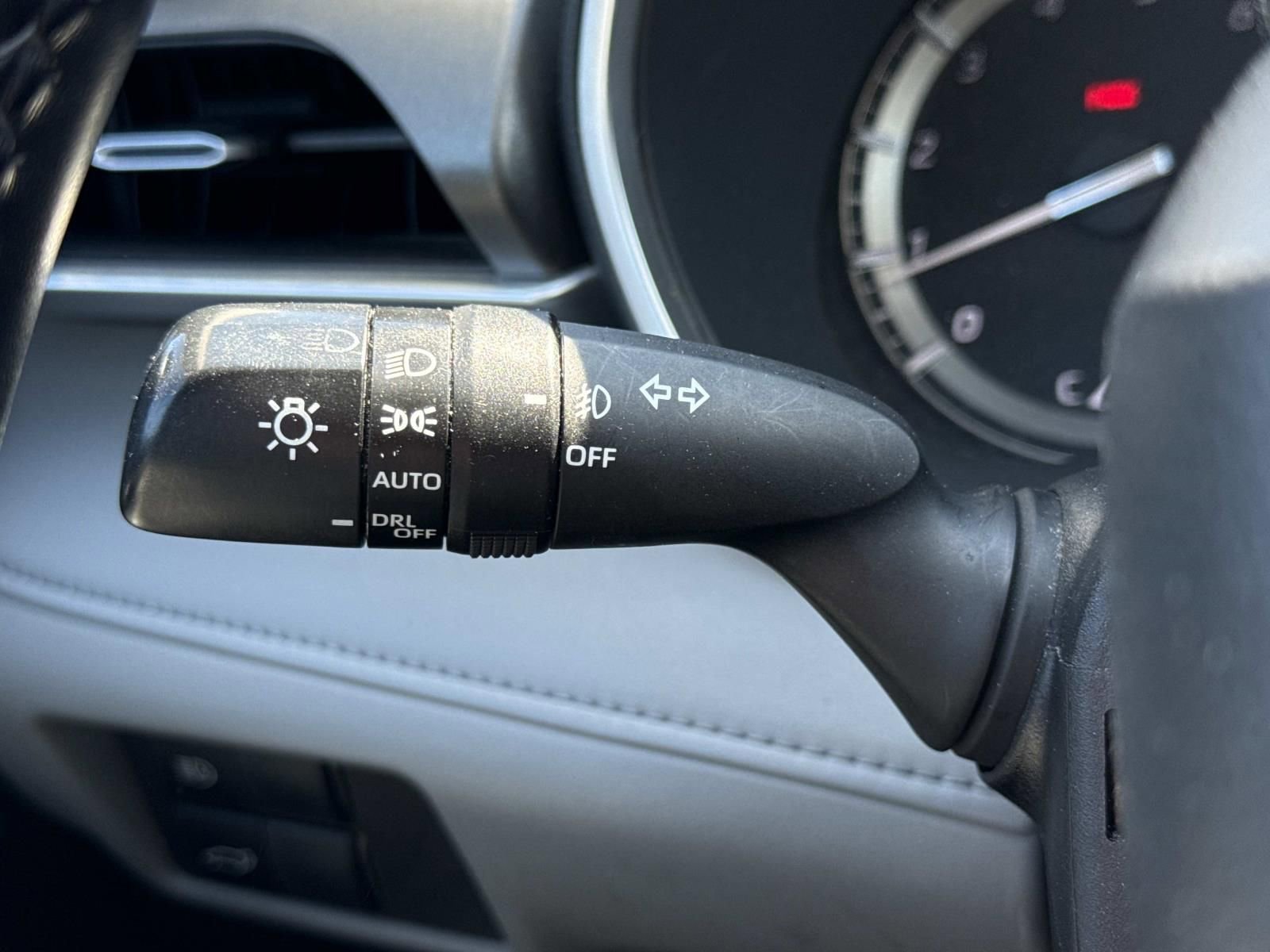 Used 2020 Toyota Highlander XLE AWD/4WD image 16