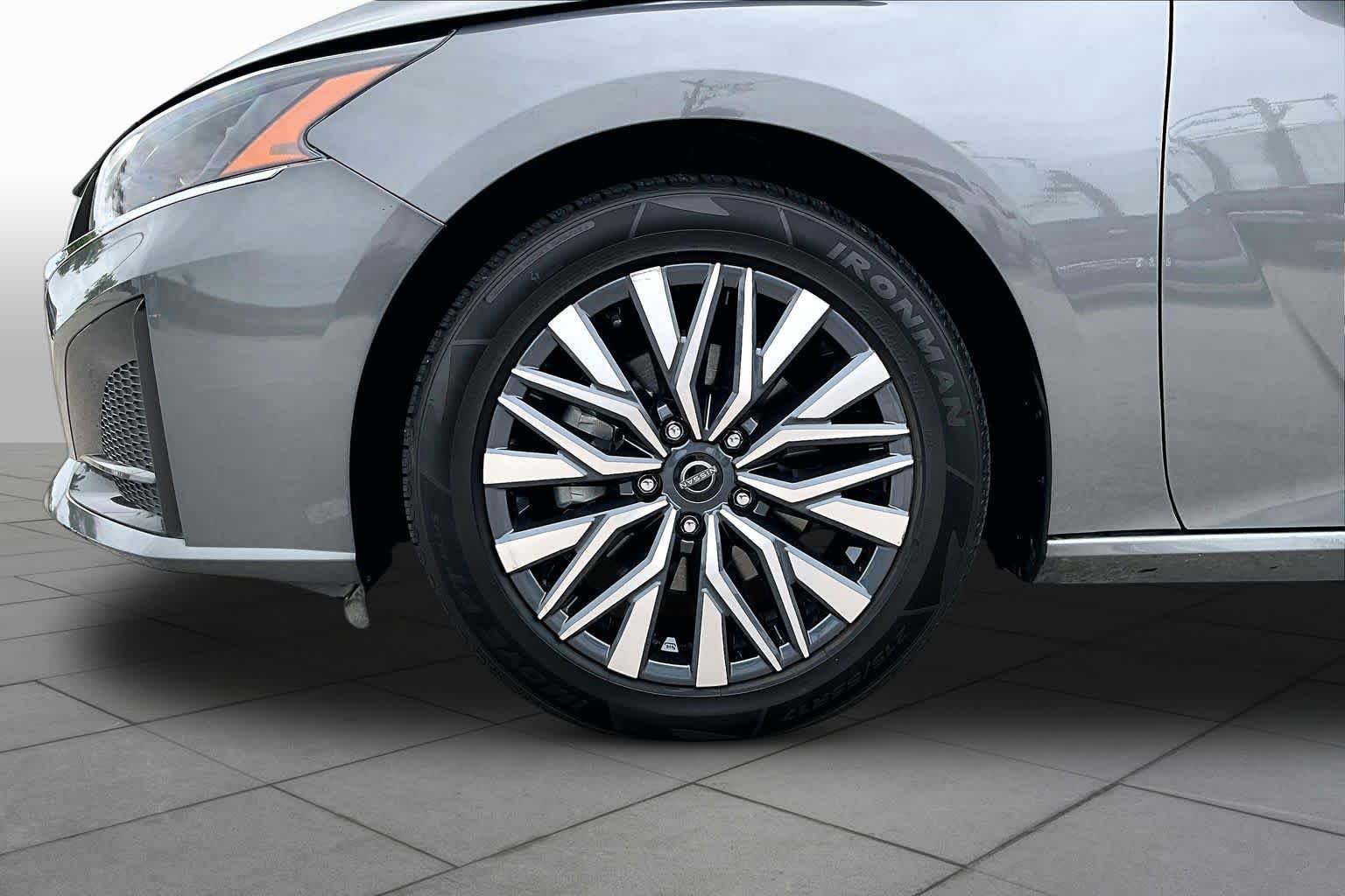 Used 2025 Nissan Altima 2.5 SV FWD image 11