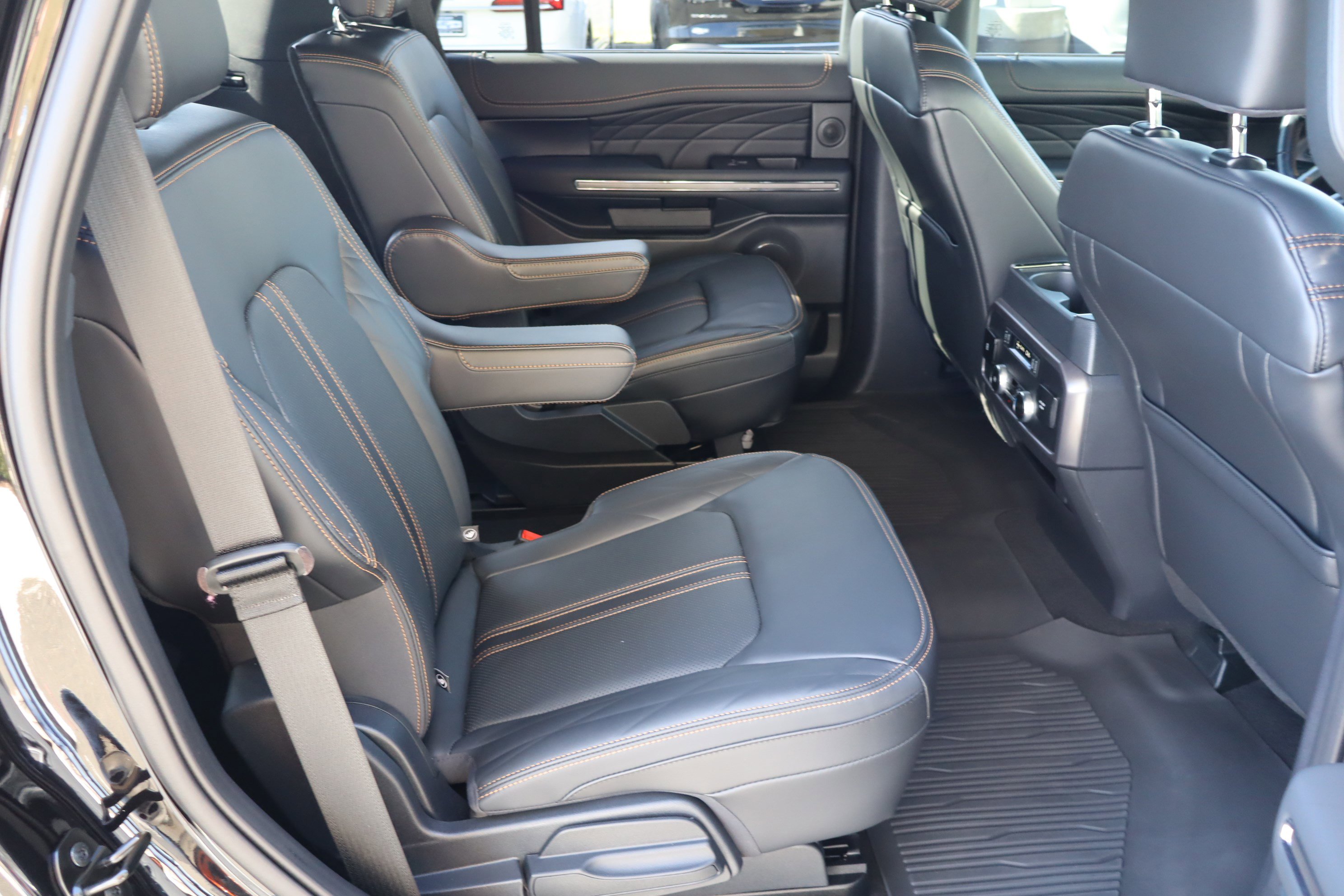 Used 2024 Ford Expedition Platinum image 39