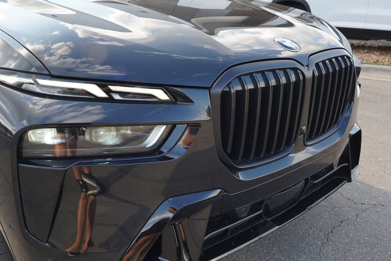 Used 2024 BMW X7 xDrive40i w/ M Sport Package AWD/4WD image 28