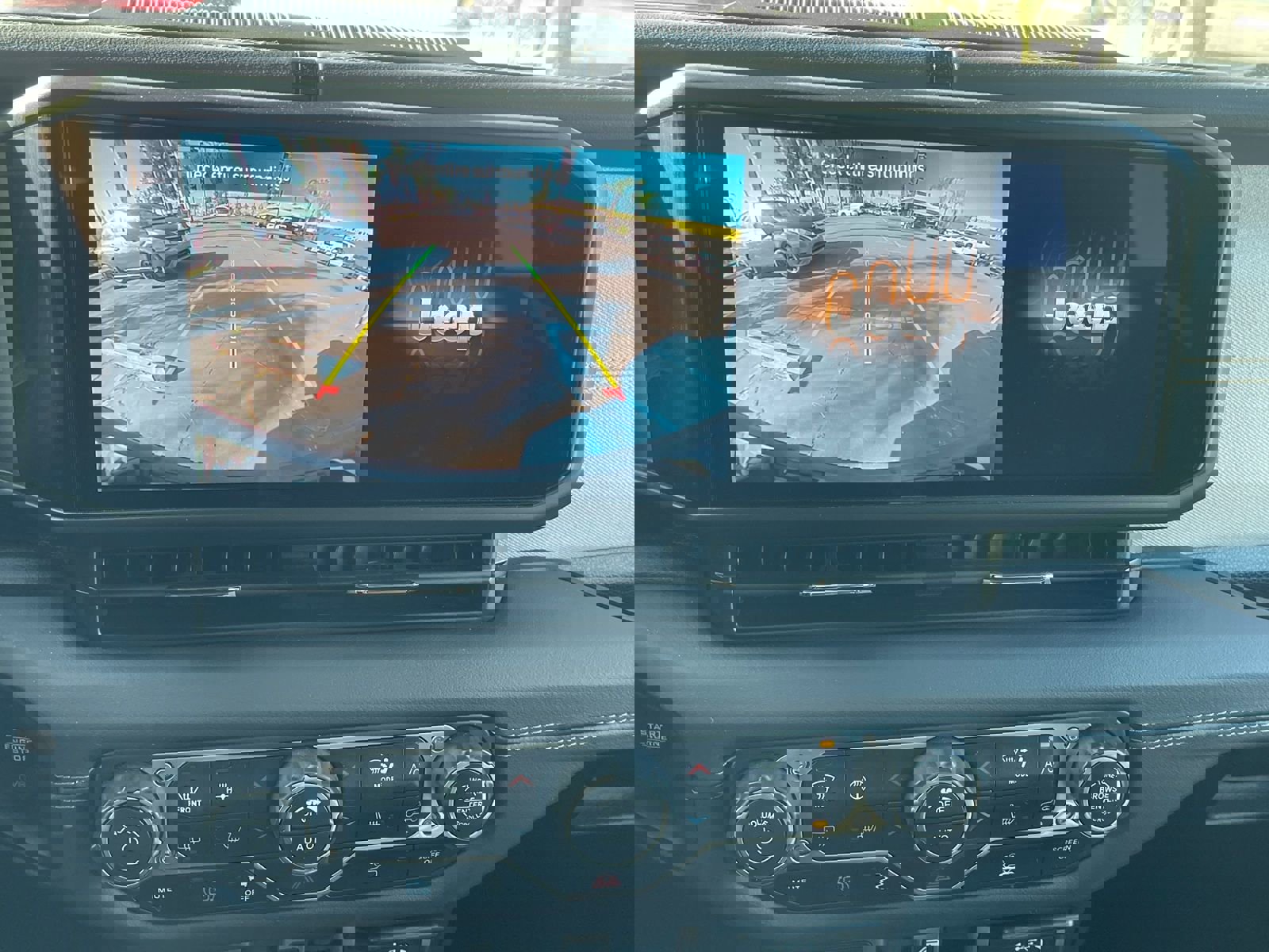 Used 2025 Jeep Wrangler Sahara image 19