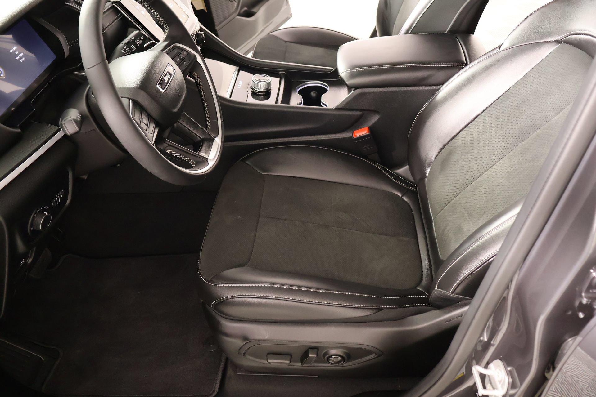 Used 2025 Jeep Grand Cherokee Altitude RWD image 11