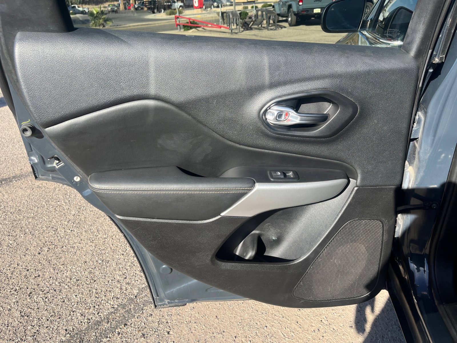 Used 2018 Jeep Cherokee Latitude Plus image 16