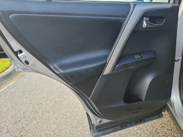 Used 2018 Toyota RAV4 XLE FWD image 13