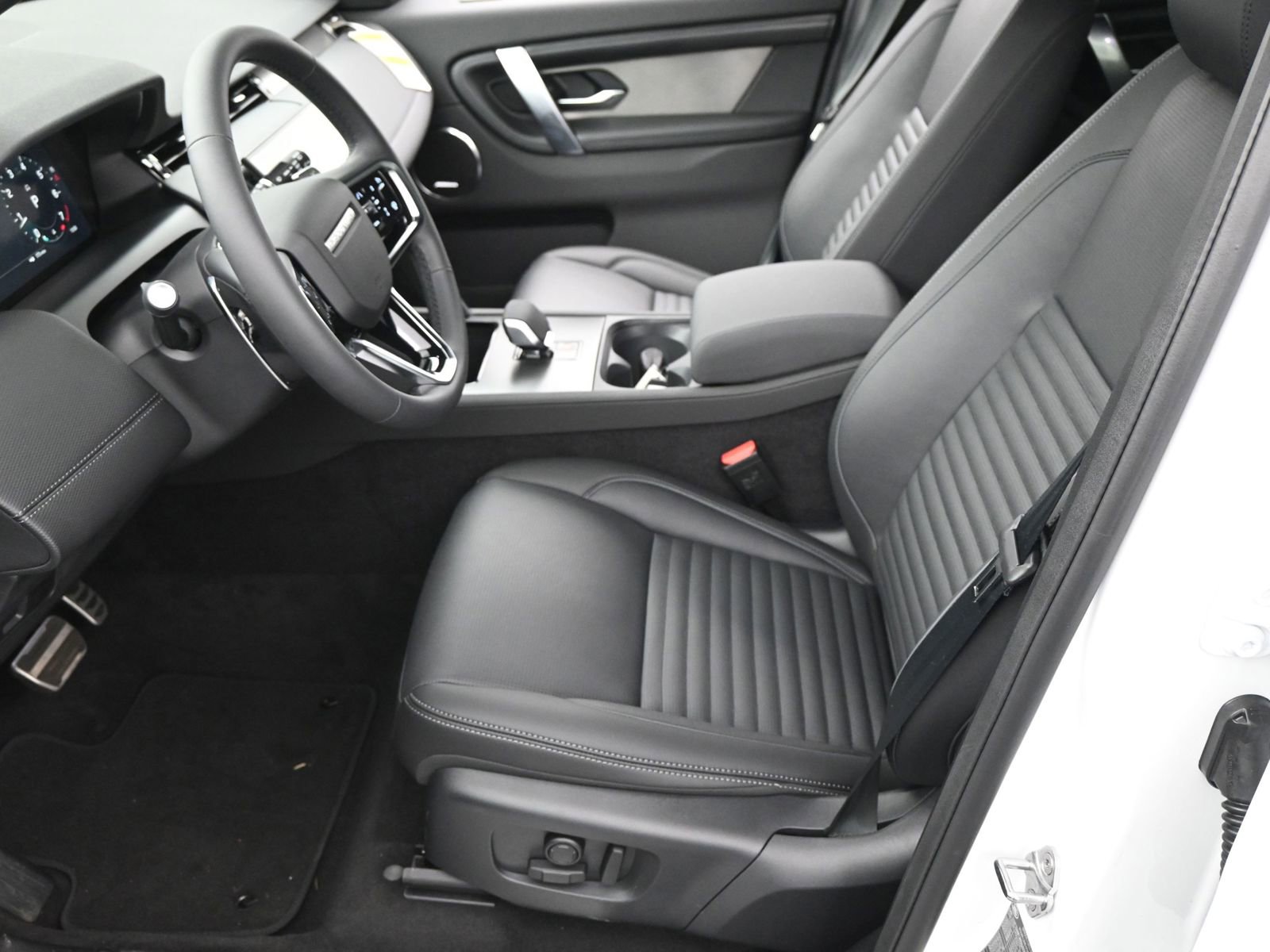 New 2025 Land Rover Discovery Sport Dynamic SE image 5