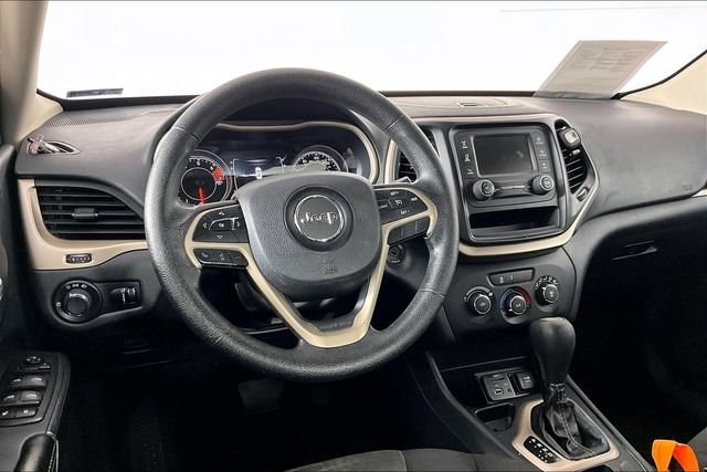Used 2016 Jeep Cherokee Sport FWD image 3