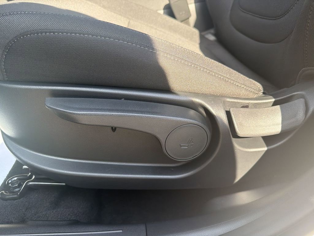 Used 2025 Hyundai Tucson SE image 13