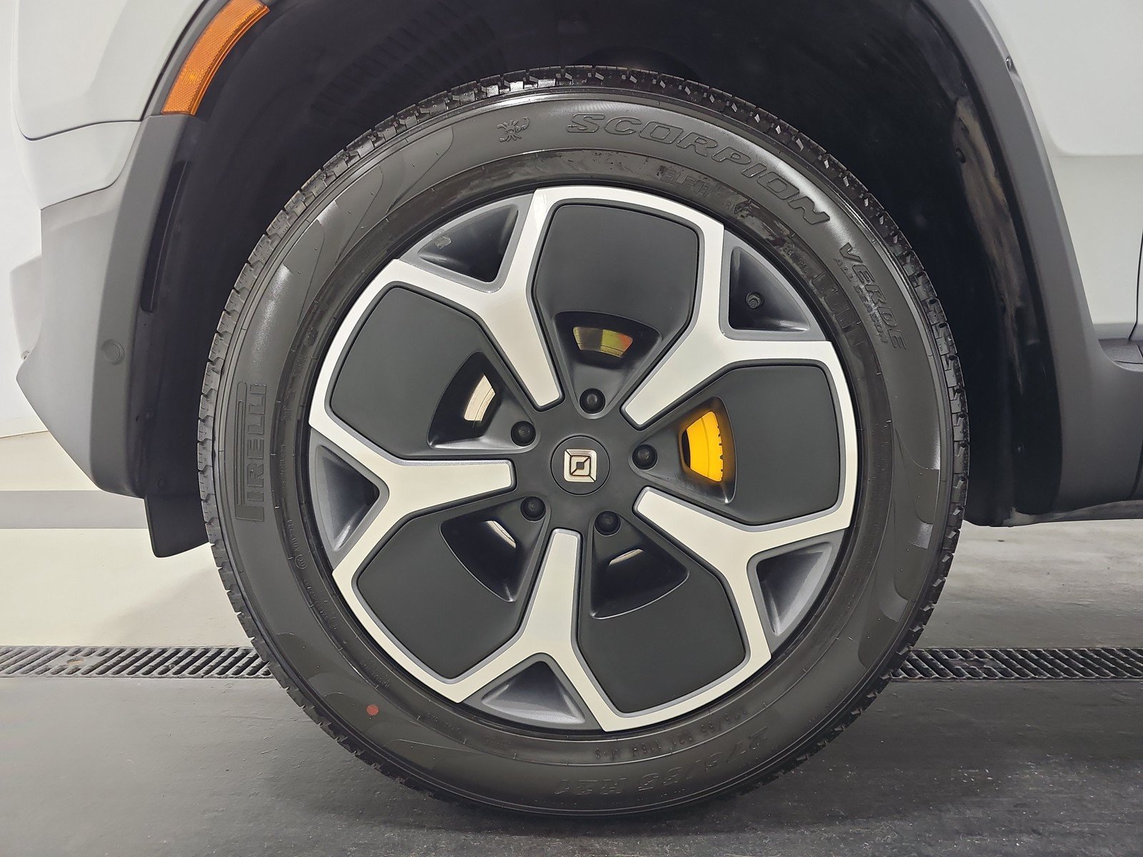 Used 2024 Rivian R1S Adventure AWD/4WD image 9