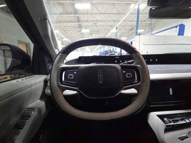 Used 2025 Lincoln Navigator Reserve AWD/4WD image 22