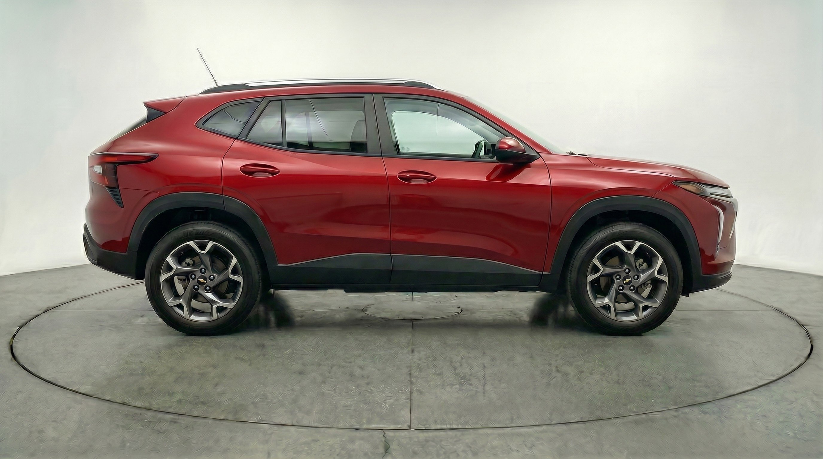 Used 2025 Chevrolet Trax LT FWD image 11