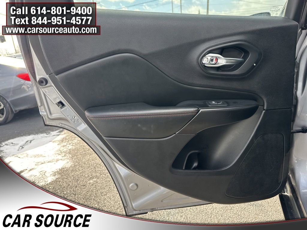 Used 2019 Jeep Cherokee Trailhawk AWD/4WD image 28