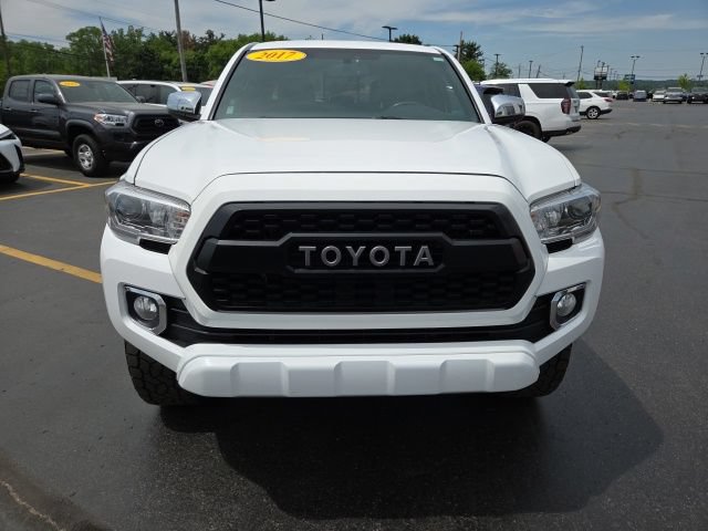Used 2017 Toyota Tacoma Limited w/ Tow Package AWD/4WD image 2