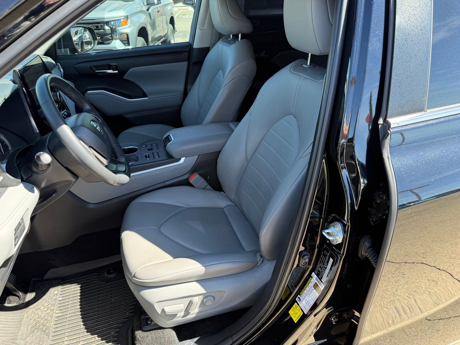Used 2024 Toyota Highlander XLE AWD/4WD image 33