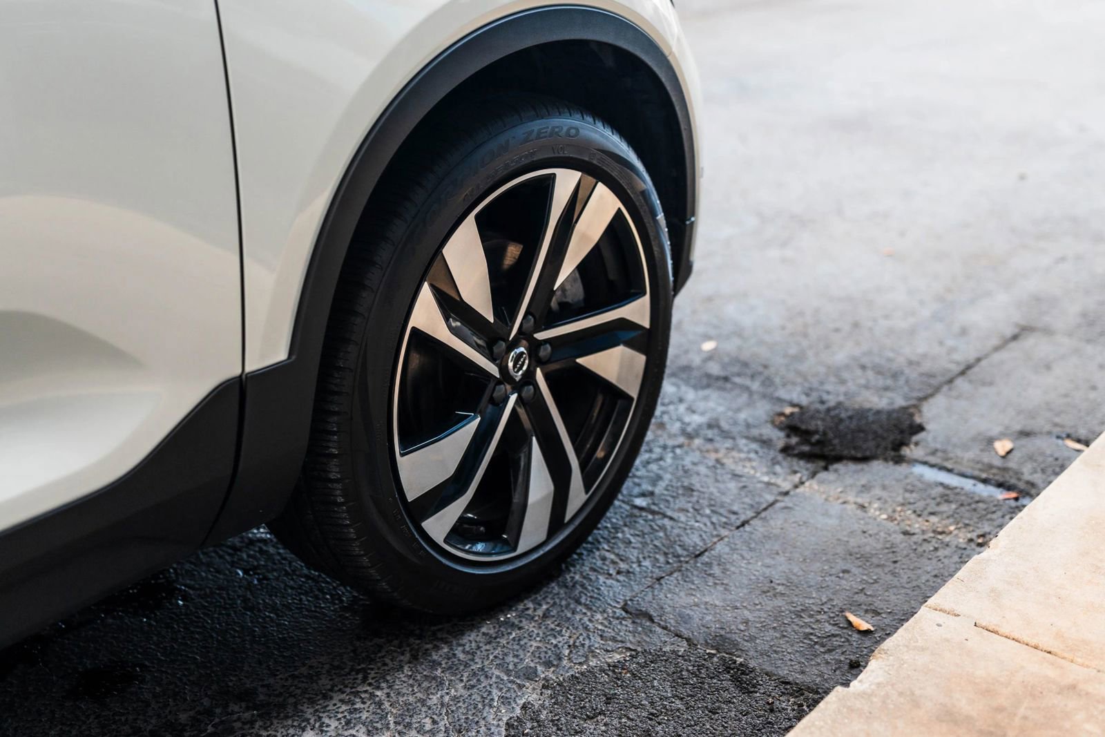 Used 2025 Volvo XC40 B5 Plus w/ Protection Package Premier image 15