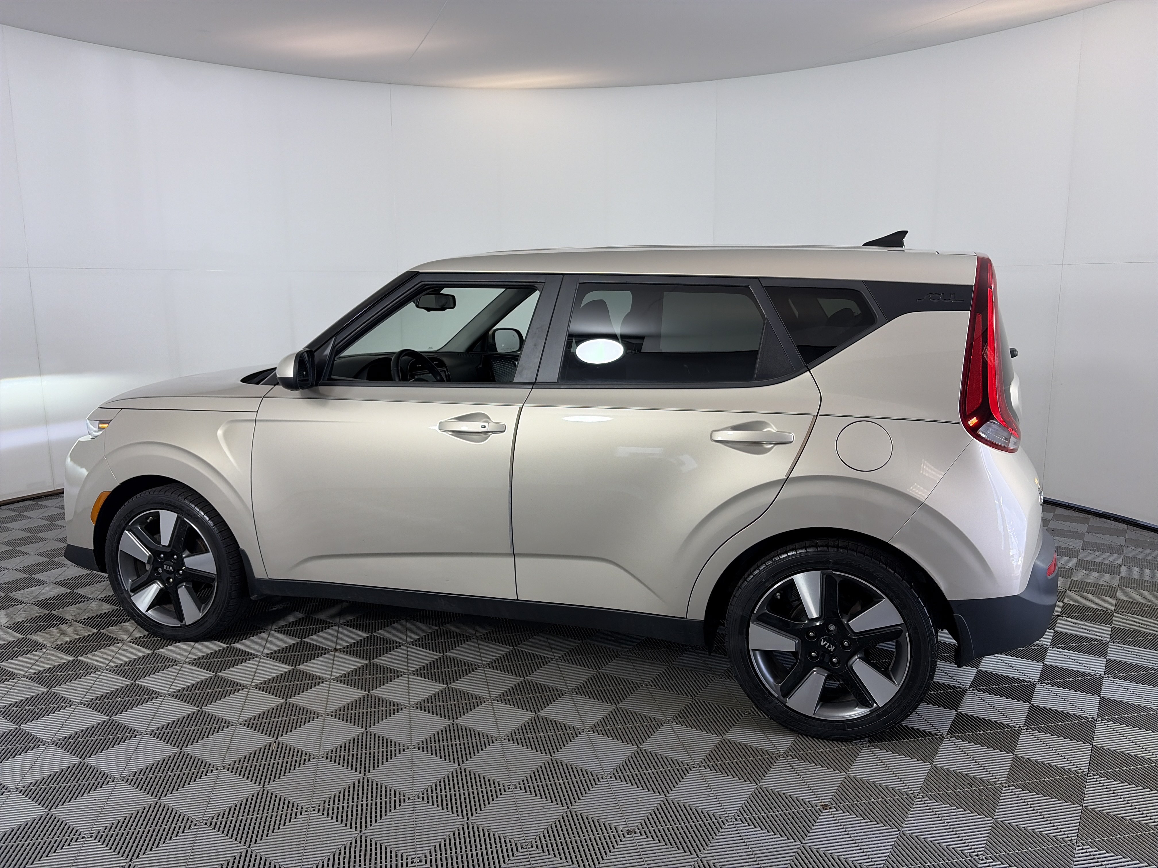 Used 2020 Kia Soul EX FWD image 4