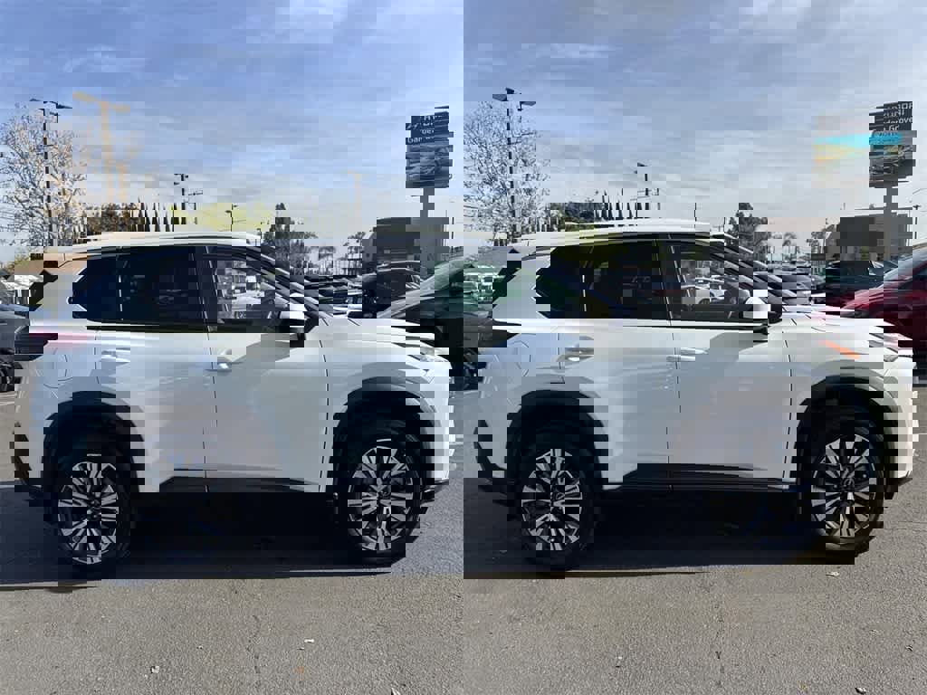 Used 2023 Nissan Rogue SV image 3