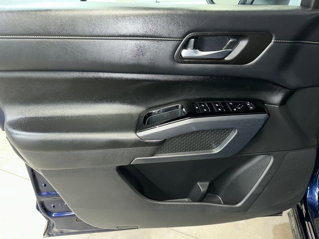 Used 2023 Nissan Pathfinder SL image 4