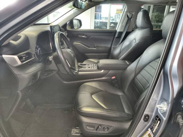 Used 2021 Toyota Highlander XLE AWD/4WD image 12