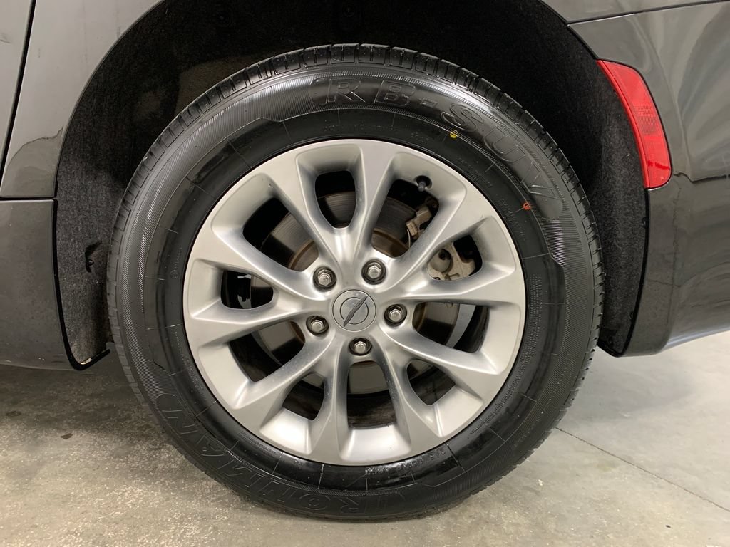 Used 2023 Chrysler Pacifica Touring-L w/ Uconnect Theater Family Group AWD/4WD image 5