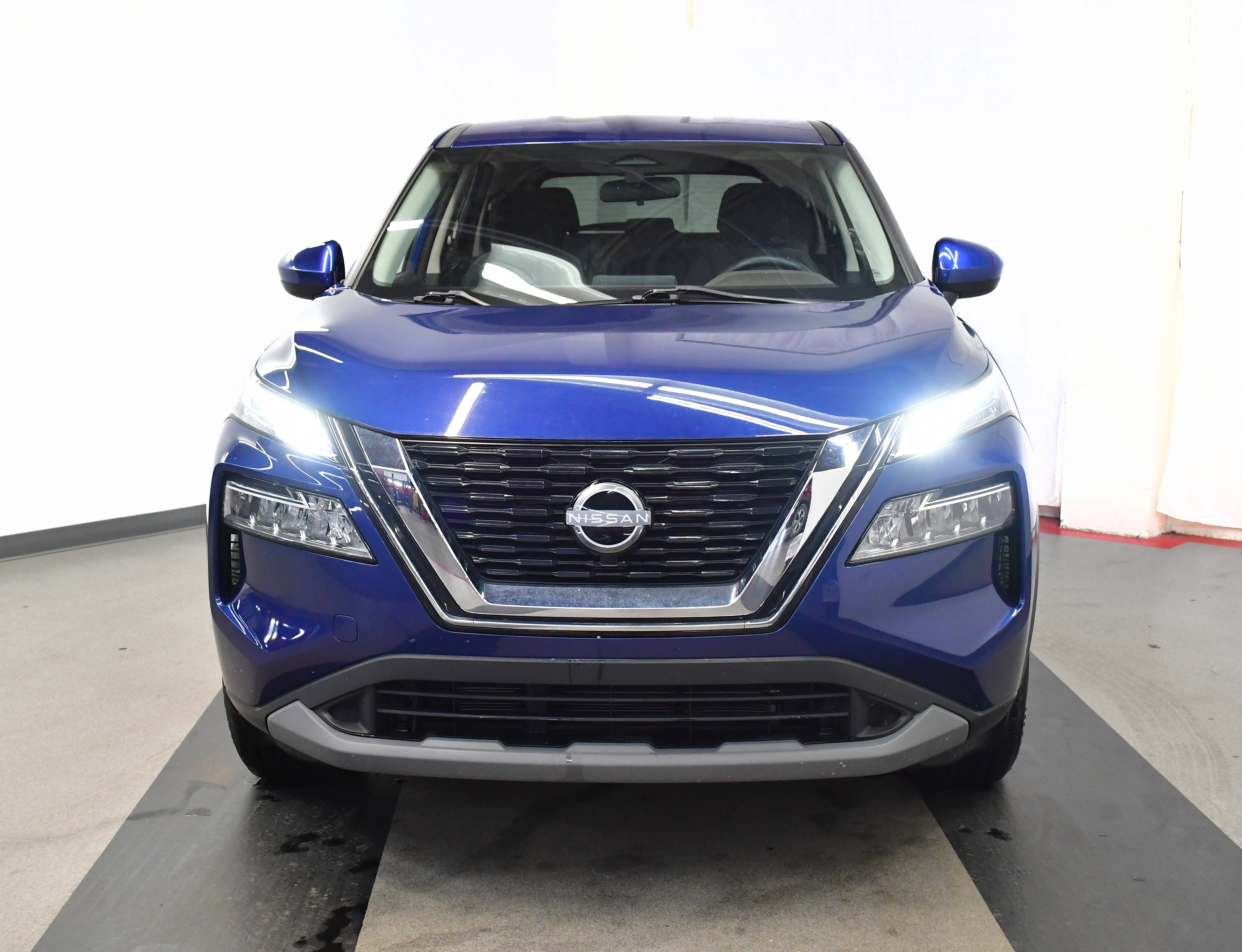 Used 2023 Nissan Rogue SV image 3