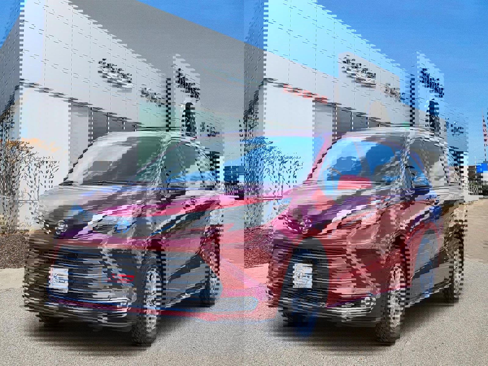 Used 2025 Toyota Sienna XLE image 2