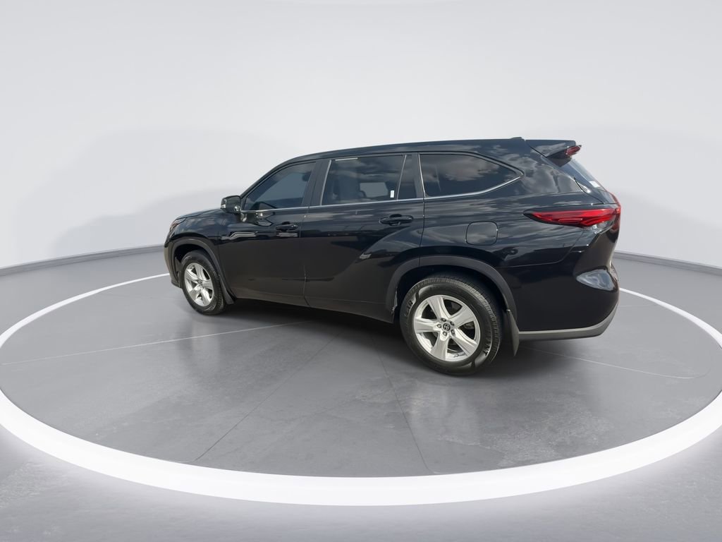 Used 2023 Toyota Highlander LE AWD/4WD image 6
