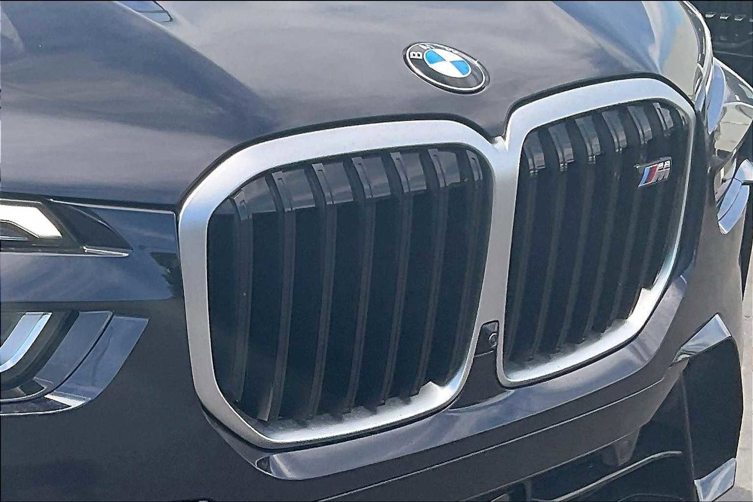 Used 2025 BMW X7 M60i image 34