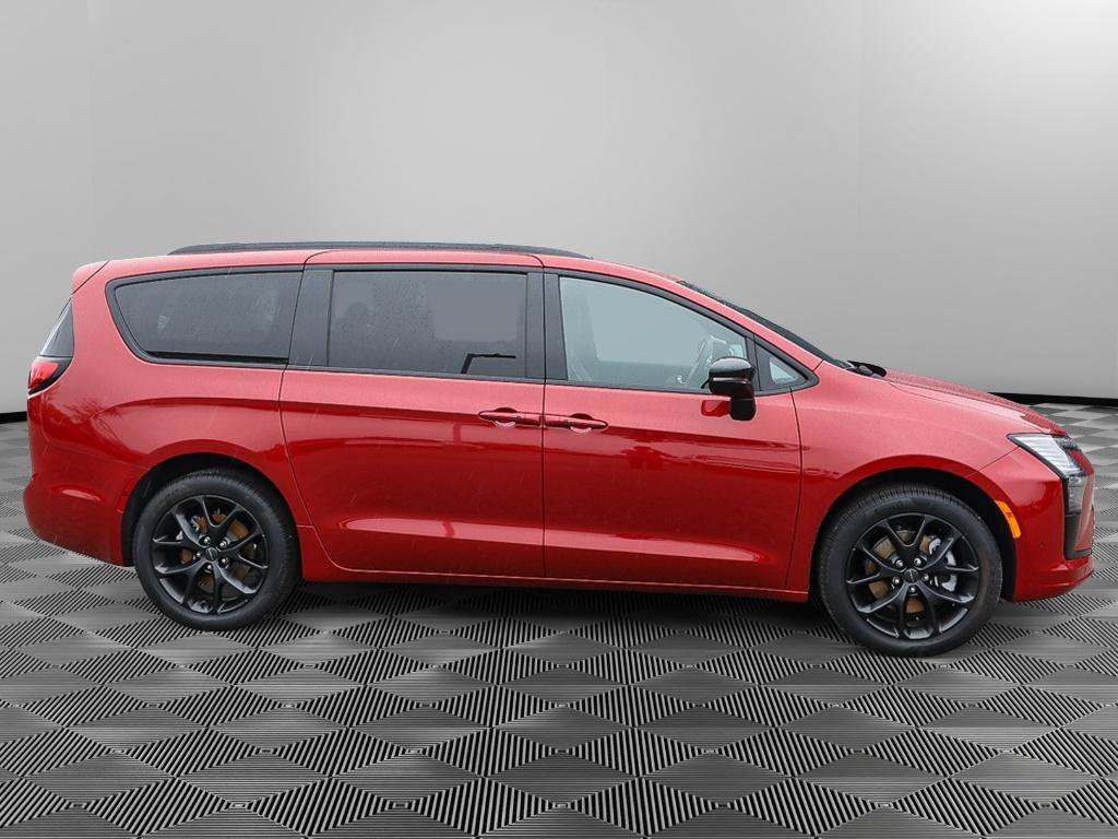 New 2027 Chrysler Pacifica Limited w/ S Appearance Package AWD/4WD image 8