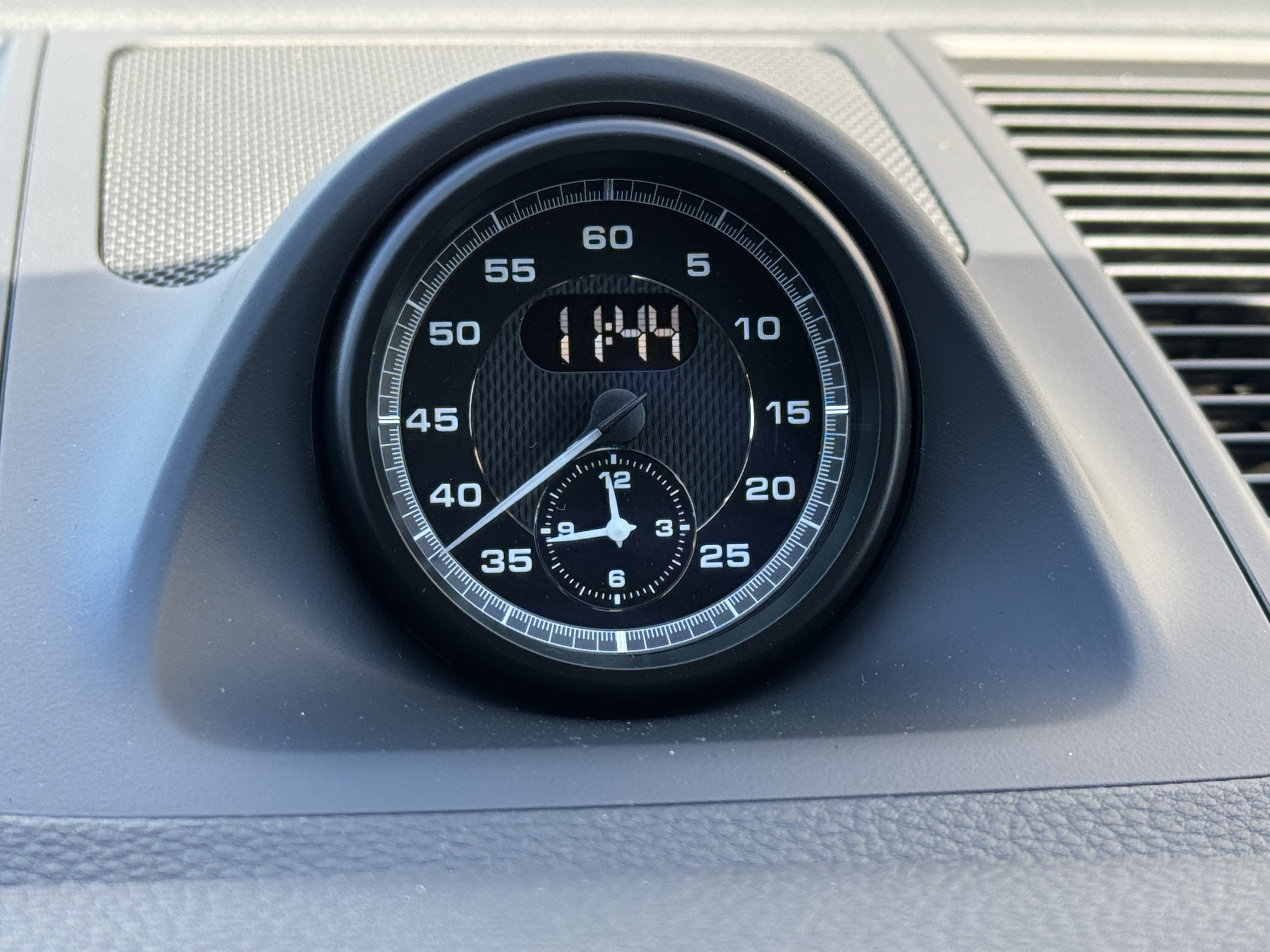 New 2026 Porsche Macan image 25