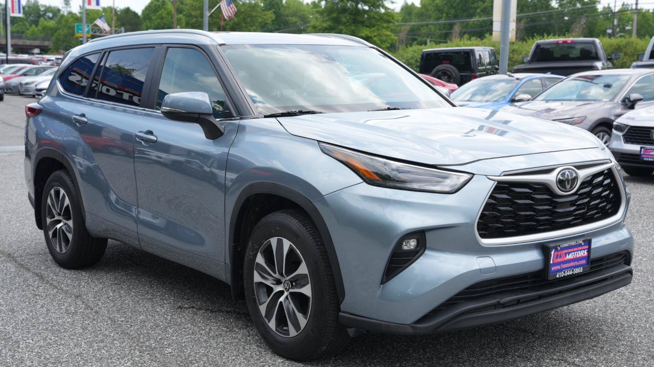 Used 2023 Toyota Highlander XLE FWD image 3
