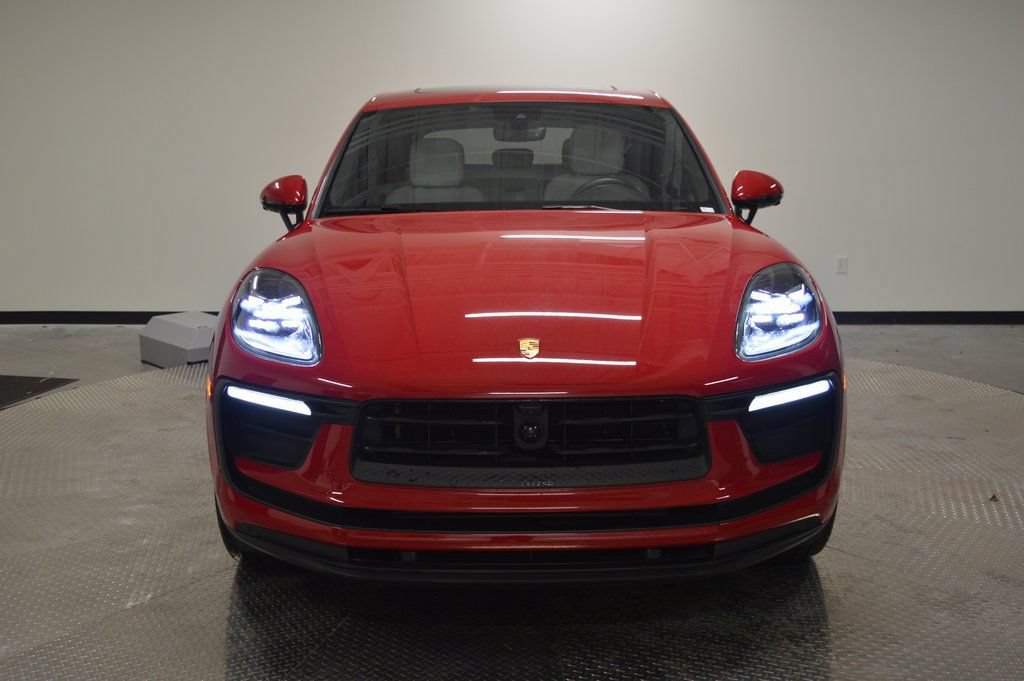 Certified 2025 Porsche Macan AWD/4WD image 10