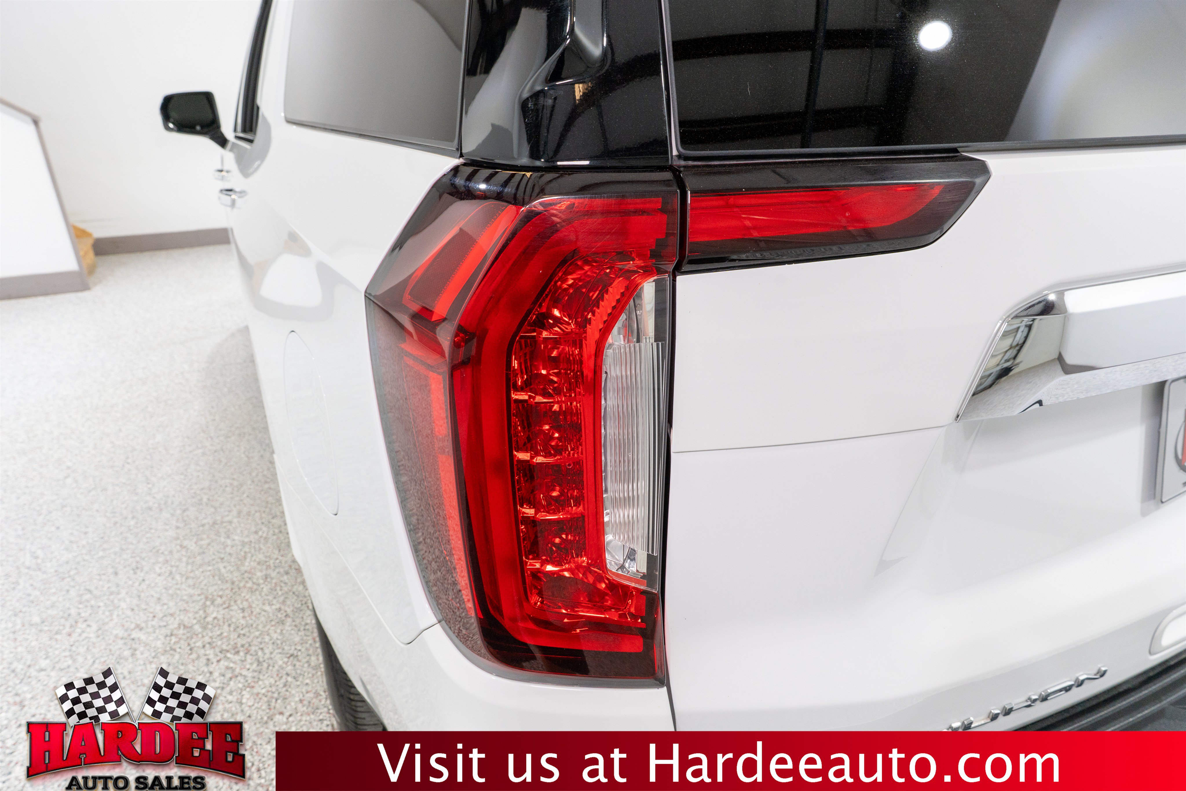 Used 2022 GMC Yukon XL SLT w/ SLT Premium Package RWD image 9
