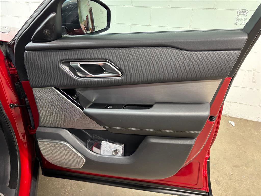 Used 2019 Land Rover Range Rover Velar R-Dynamic SE image 33