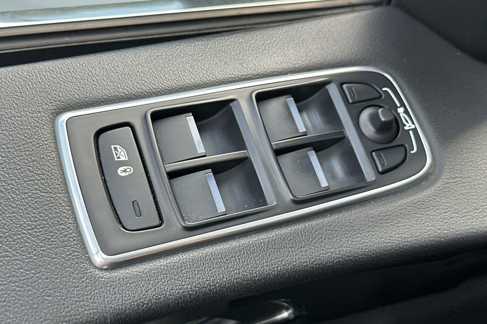 Used 2020 Jaguar F-PACE Premium AWD/4WD image 14