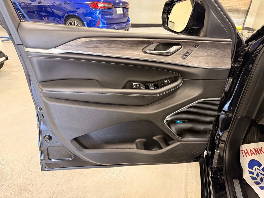 Used 2021 Jeep Grand Cherokee L Overland w/ Luxury Tech Group IV AWD/4WD image 10