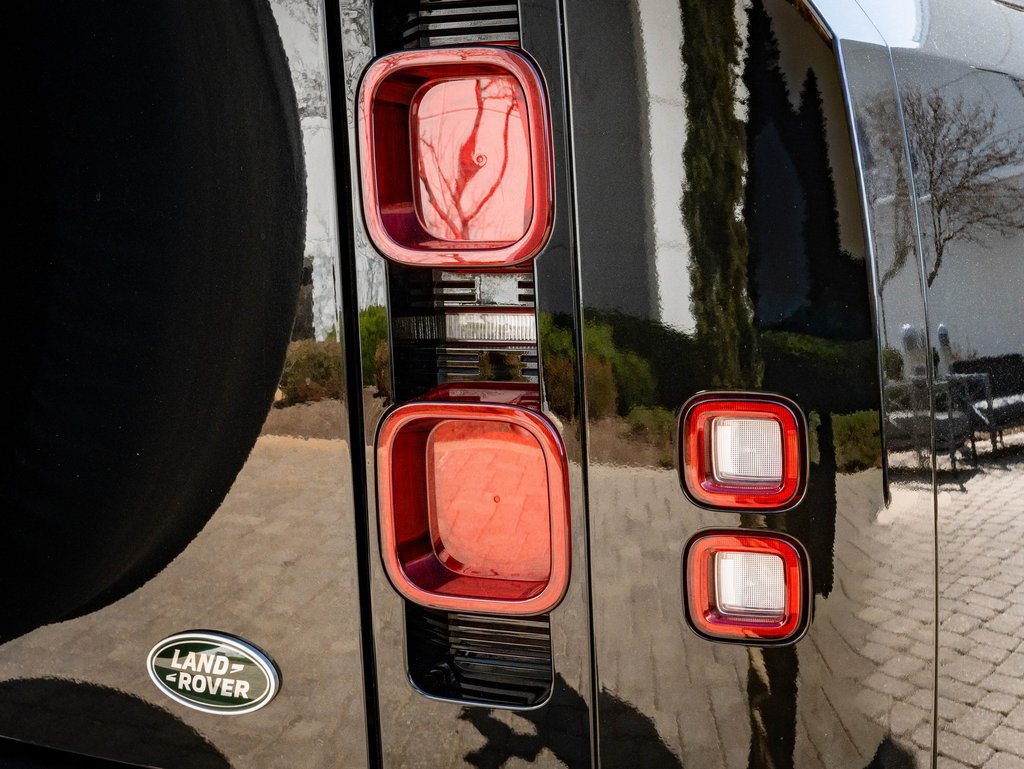 Used 2023 Land Rover Defender 130 X-Dynamic SE AWD/4WD image 9