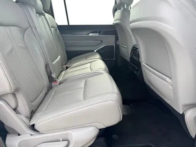 Used 2024 Jeep Wagoneer Series II w/ Flexible Seating Group AWD/4WD image 16
