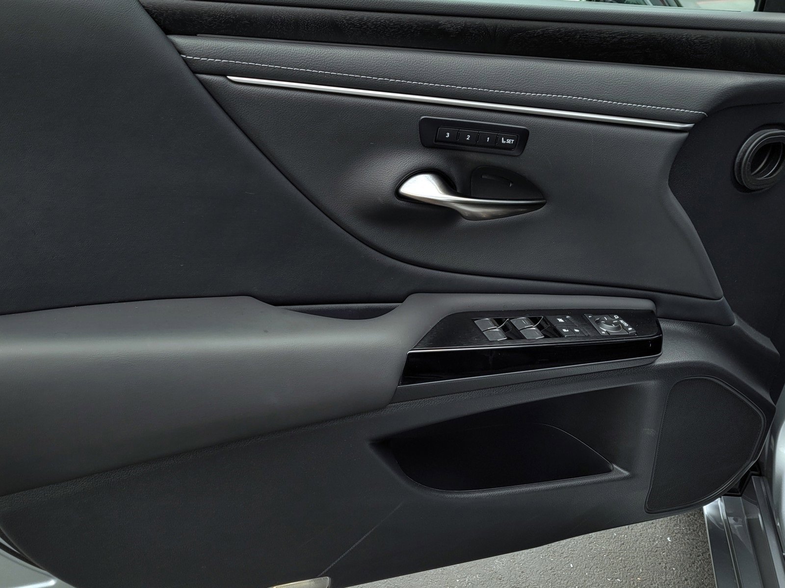 Used 2024 Lexus ES 250 w/ Premium Package image 8