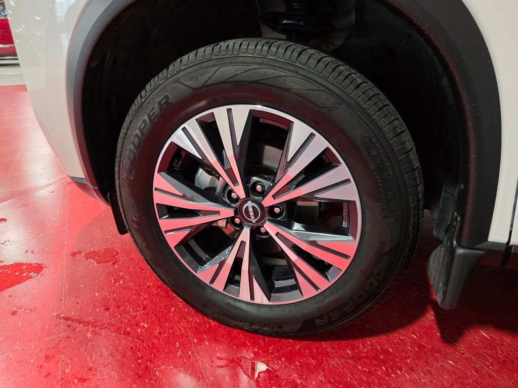 Used 2023 Nissan Rogue SV image 10