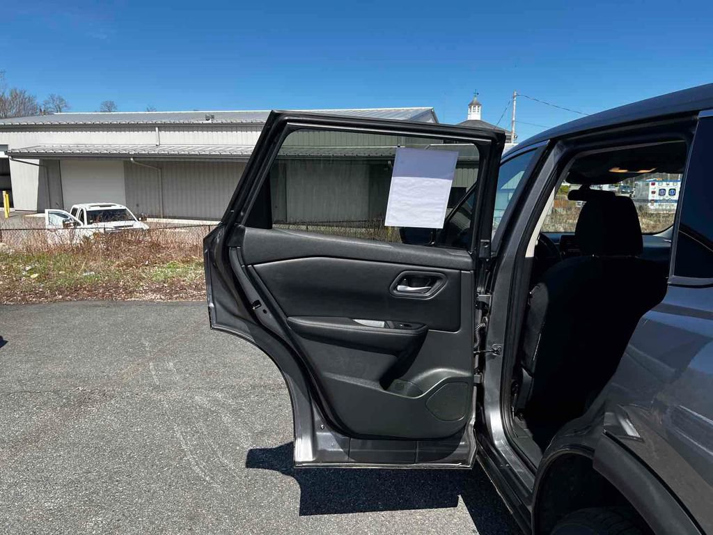 Used 2024 Nissan Rogue SV image 16