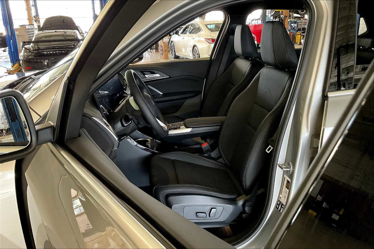 Used 2025 BMW X1 xDrive28i w/ Technology Package image 9