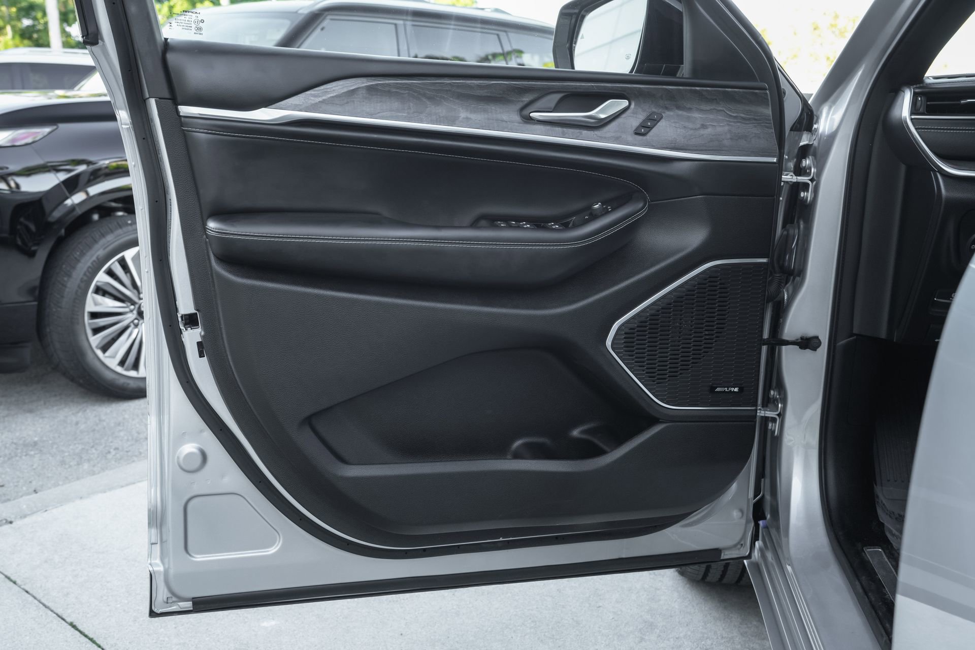 Used 2024 Jeep Grand Cherokee L Overland w/ Trailer Tow Package image 31