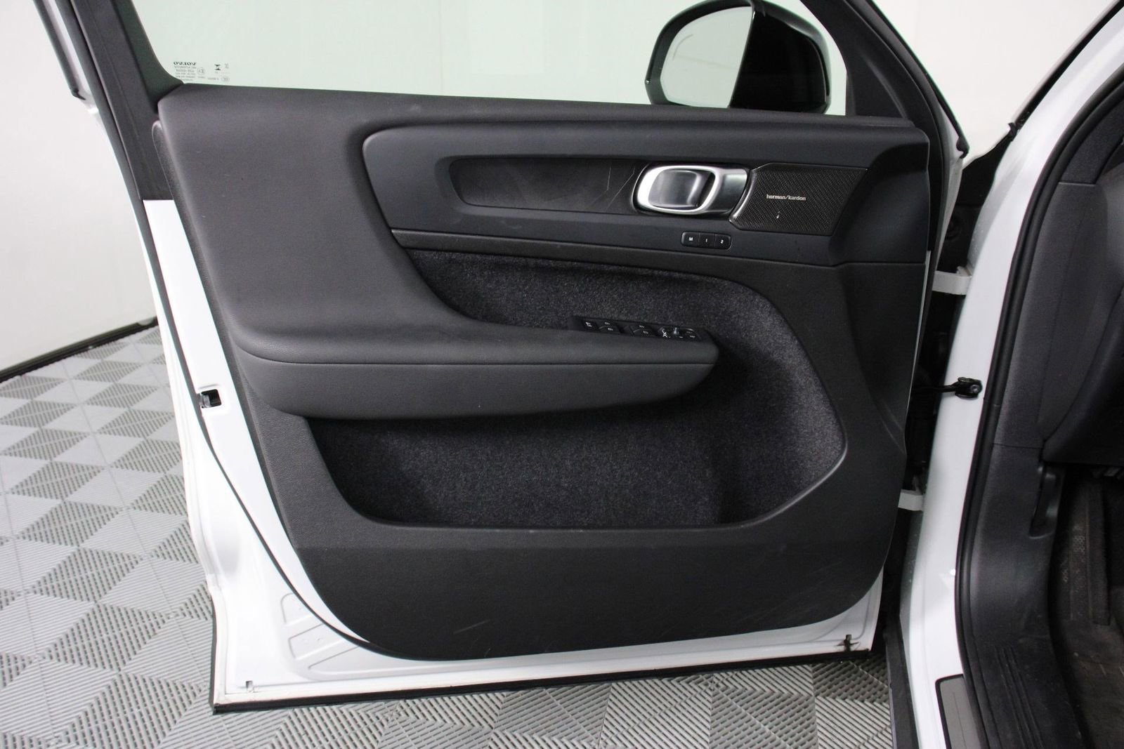 Used 2023 Volvo XC40 Recharge Ultimate w/ Protection Package Premier AWD/4WD image 17