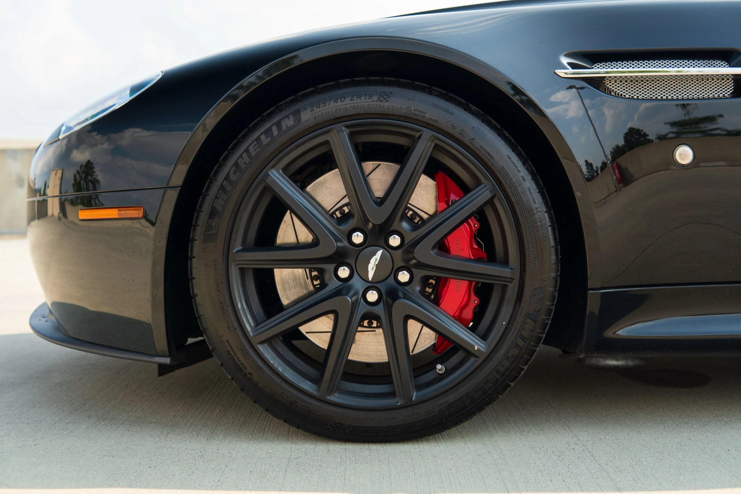 Used 2013 Aston Martin V8 Vantage Roadster RWD image 9
