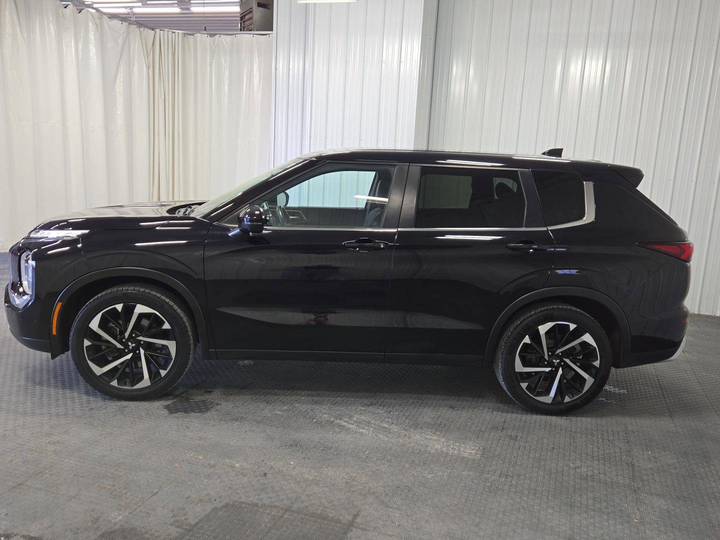 Used 2024 Mitsubishi Outlander SE Black Edition image 6