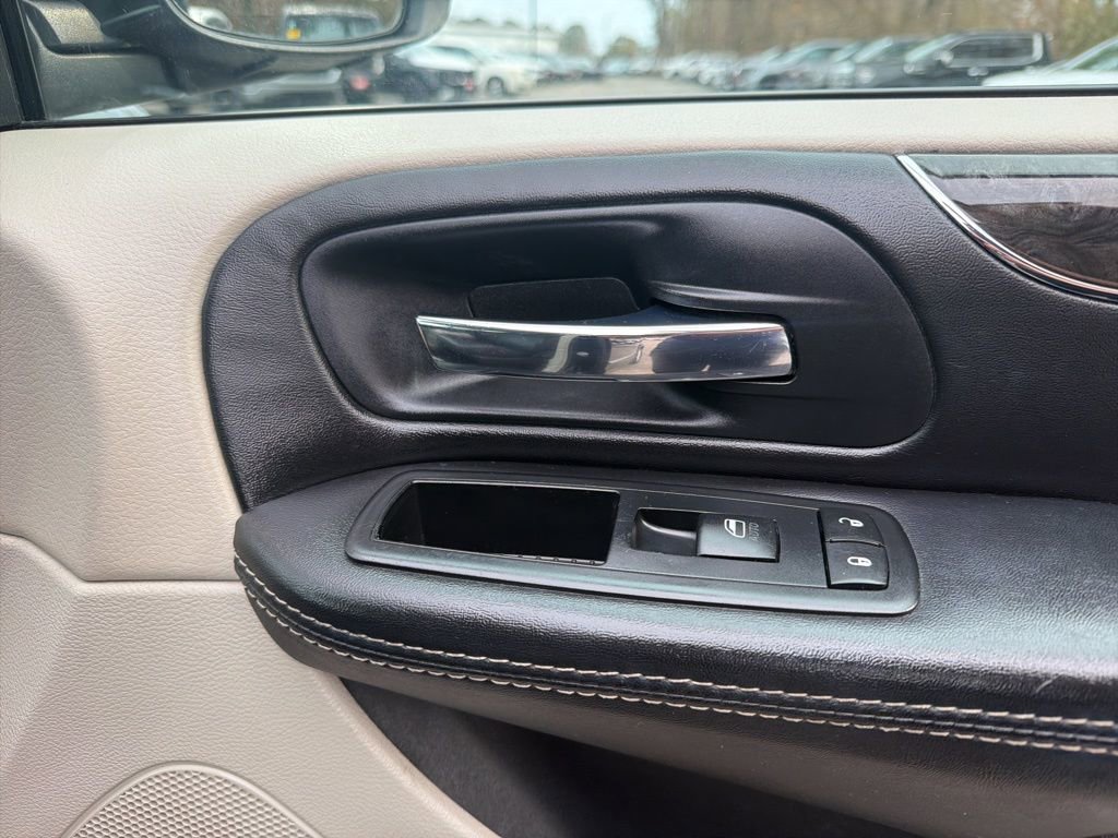 Used 2014 Chrysler Town & Country Touring image 27